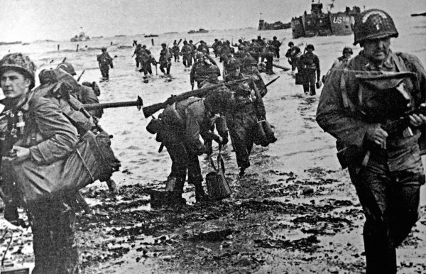 American soldiers go ashore during the Normandy landings.